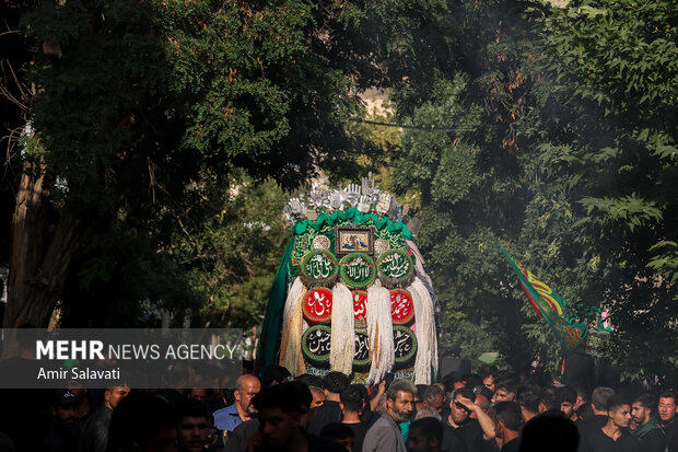 آیین نخل‌گردانی تاسوعا در مهدیشهر