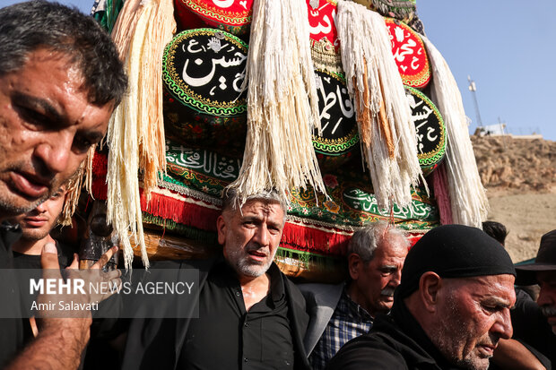 آیین نخل‌گردانی تاسوعا در مهدیشهر