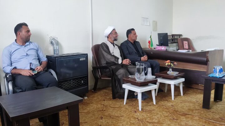 برخی ها برای بدست آوردن مدیریت ها جریانات سیاسی را واسطه قرار می دهند