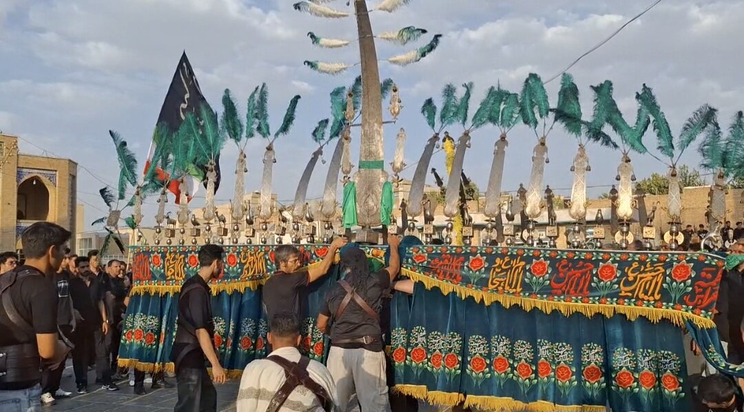 مراسم باشکوه عَلَمکشی تاسوعای حسینی در گلپایگان برگزار شد مراسم باشکوه عَلَمکشی تاسوعای حسینی در گلپایگان برگزار شد