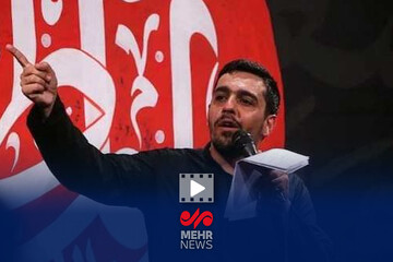 رجزخوانی هنگام اعلام حضور رهبر انقلاب در مراسم شب عاشورای حسینی