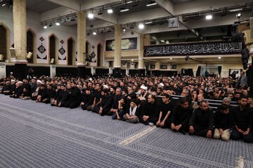بالصور والفيديو.. اقامة مراسم ليلة غرباء الإمام الحسين(ع) في حسينية الإمام الخميني (ره)