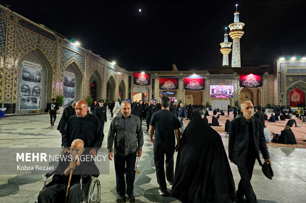 شب عاشورای حسینی در حرم مطهر امام رضا(ع)