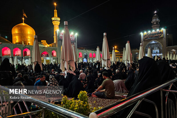 شب عاشورای حسینی در حرم مطهر امام رضا(ع)