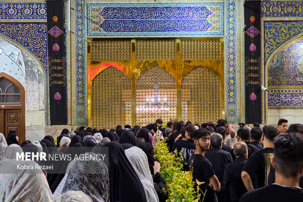 شب عاشورای حسینی در حرم مطهر امام رضا(ع)