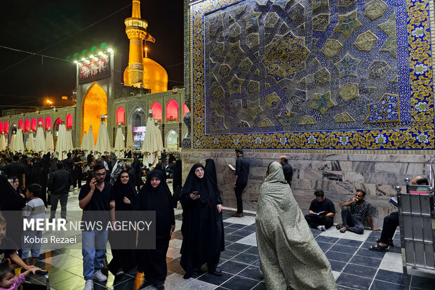 شب عاشورای حسینی در حرم مطهر امام رضا(ع)