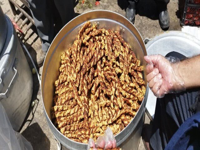 پخت و توزیع ۷۲ دیگ غذا در سنندج به یاد ۷۲ شهید کربلا