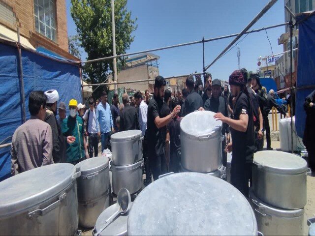 پخت و توزیع ۷۲ دیگ غذا در سنندج به یاد ۷۲ شهید کربلا