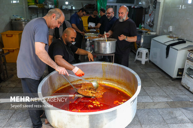مراسم عزاداری ظهر عاشورا در محله سیزده آبان