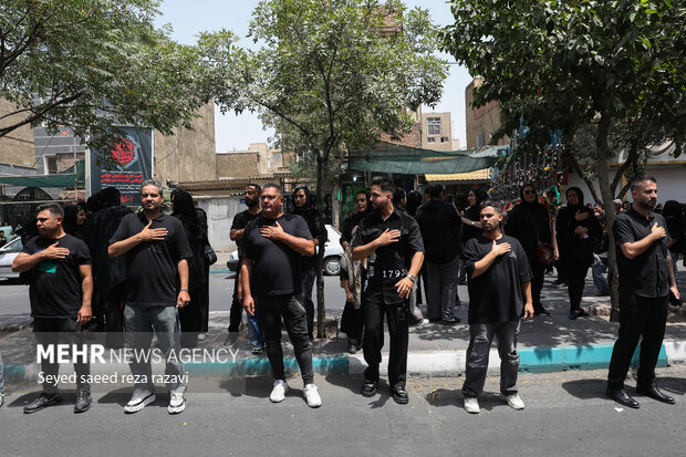 مراسم عزاداری ظهر عاشورا در محله سیزده آبان