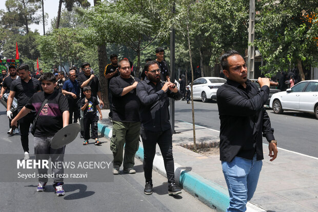 مراسم عزاداری ظهر عاشورا در محله سیزده آبان