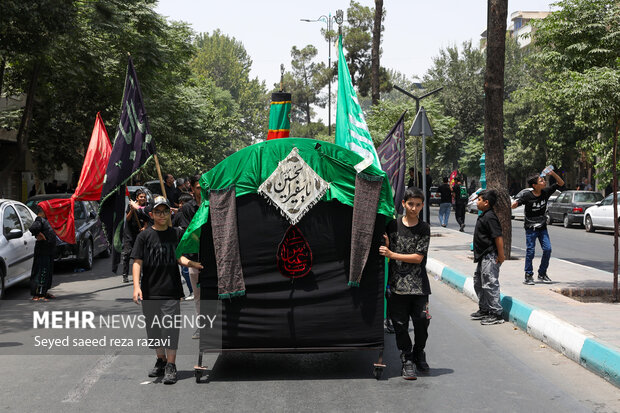 مراسم عزاداری ظهر عاشورا در محله سیزده آبان