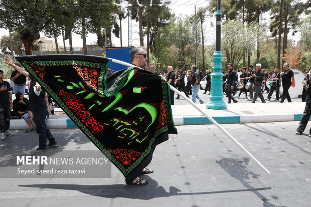 مراسم عزاداری ظهر عاشورا در محله سیزده آبان