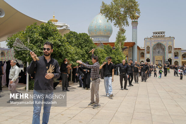 عزاداری ظهر عاشورا در حرم شاهچراغ