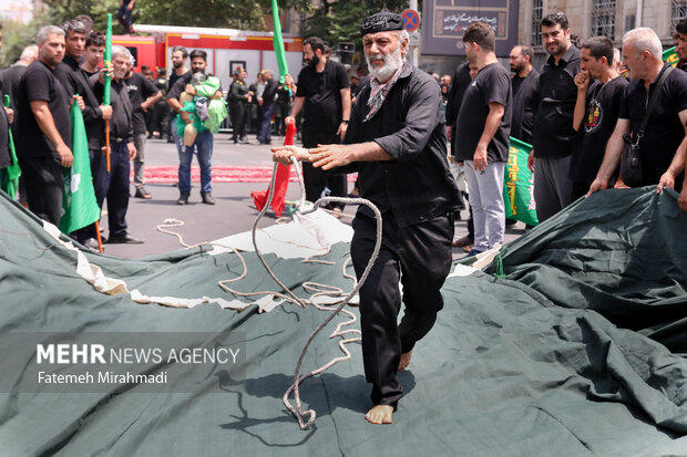 عزاداری عاشورا در چهارراه گلوبندک تهران