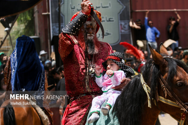 آیین خیمهسوزان عاشورا در هیئت خیامالحسین(ع) قم آیین خیمهسوزان عاشورا در هیئت خیامالحسین(ع) قم