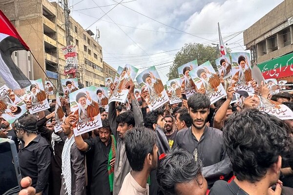 حمایت عزاداران پاکستانی در کراچی از مقام معظم رهبری+ تصاویر