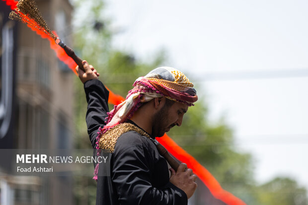 عزاداری ظهر عاشورا در خیابان شهید نامجو