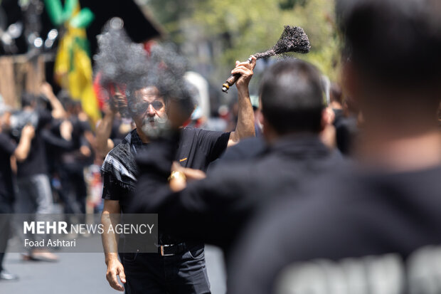 عزاداری ظهر عاشورا در خیابان شهید نامجو