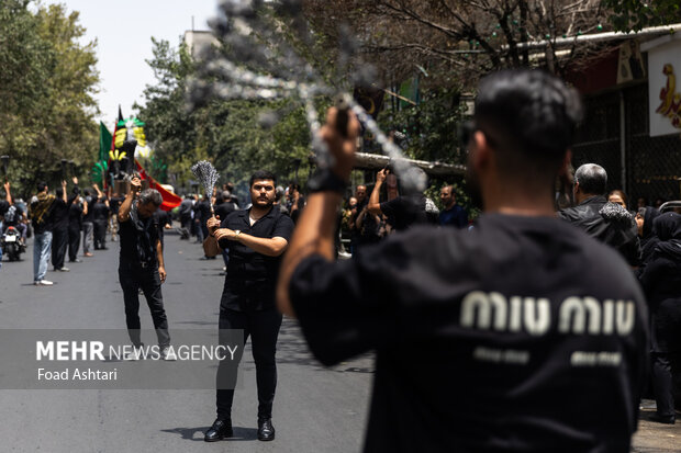 عزاداری ظهر عاشورا در خیابان شهید نامجو