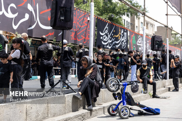 عزاداری ظهر عاشورا در خیابان شهید نامجو