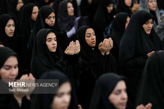 اقامه نماز ظهر عاشورا در مشهدالرضا(ع)