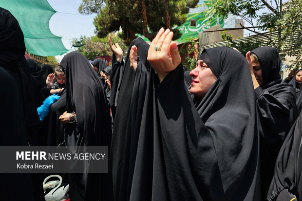 اقامه نماز ظهر عاشورا در مشهدالرضا(ع)