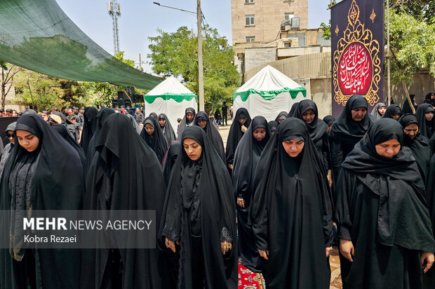 اقامه نماز ظهر عاشورا در مشهدالرضا(ع)