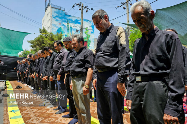اقامه نماز ظهر عاشورا در مشهدالرضا(ع)