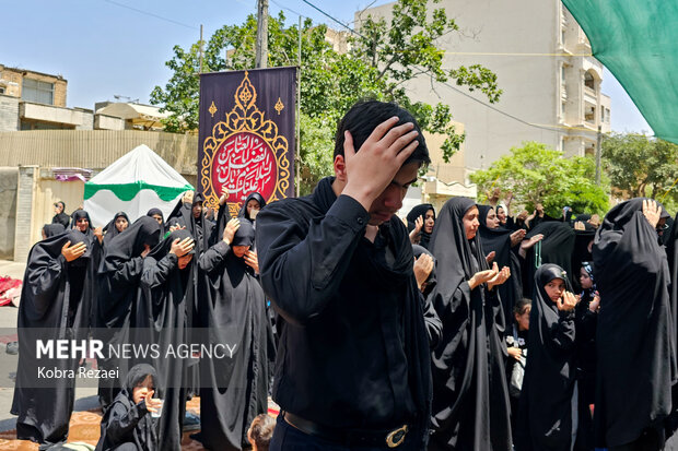 اقامه نماز ظهر عاشورا در مشهدالرضا(ع)