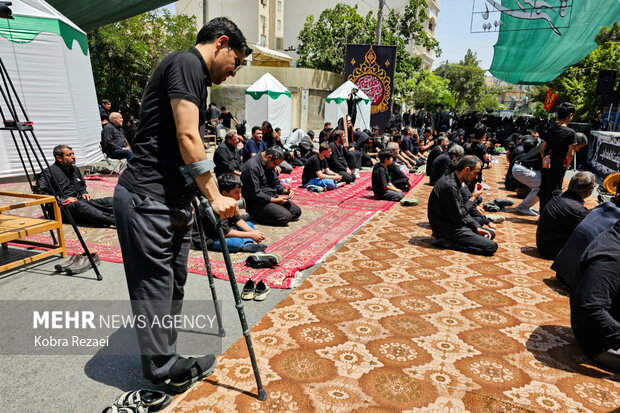 اقامه نماز ظهر عاشورا در مشهدالرضا(ع)