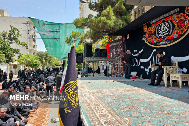 اقامه نماز ظهر عاشورا در مشهدالرضا(ع)