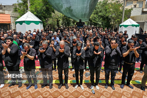اقامه نماز ظهر عاشورا در مشهدالرضا(ع)
