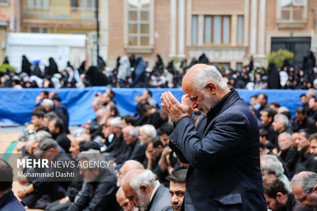 اقامه نماز ظهر عاشورا در اردبیل