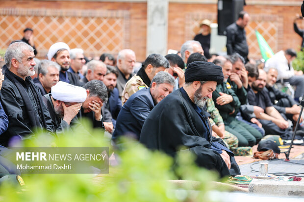 اقامه نماز ظهر عاشورا در اردبیل