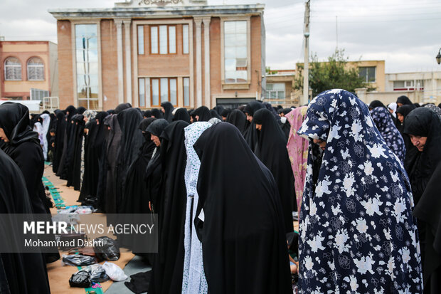 اقامه نماز ظهر عاشورا در اردبیل