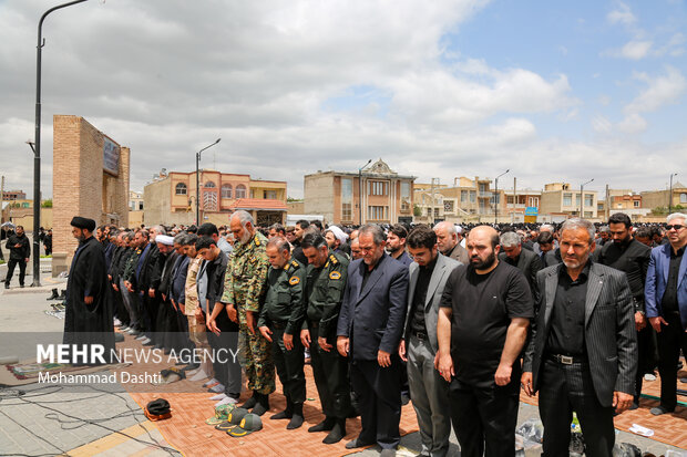 اقامه نماز ظهر عاشورا در اردبیل