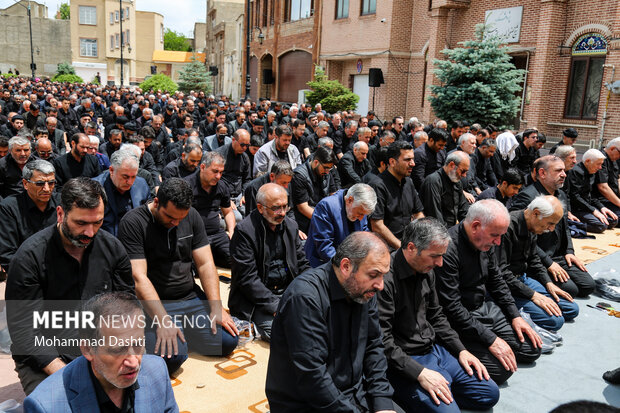 اقامه نماز ظهر عاشورا در اردبیل