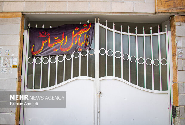 شهر به رنگ سوگ؛ نشان حسین (ع) بر سر درها