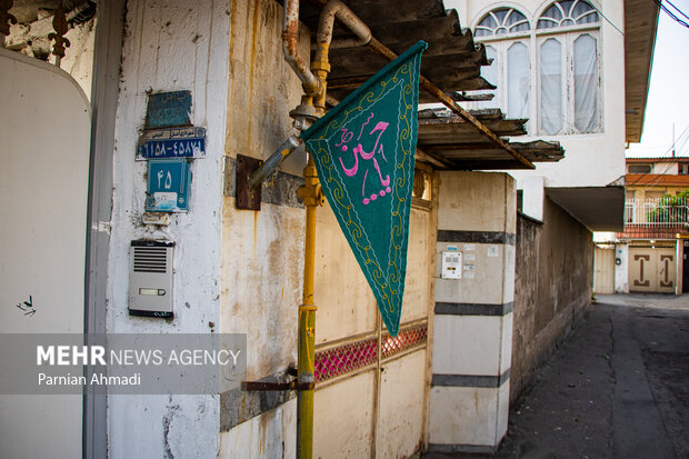 شهر به رنگ سوگ؛ نشان حسین (ع) بر سر درها