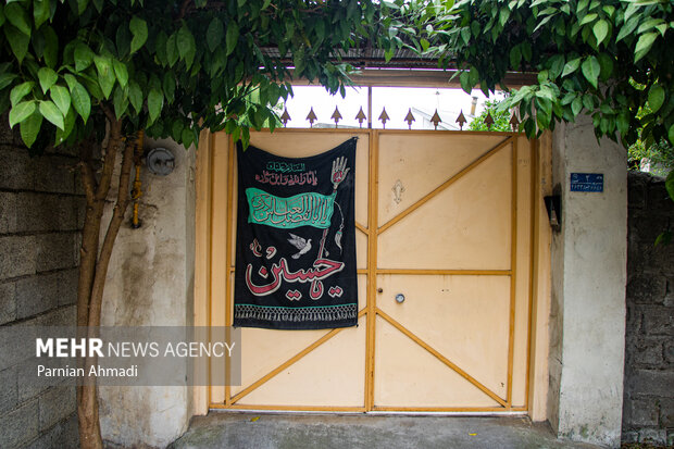 شهر به رنگ سوگ؛ نشان حسین (ع) بر سر درها