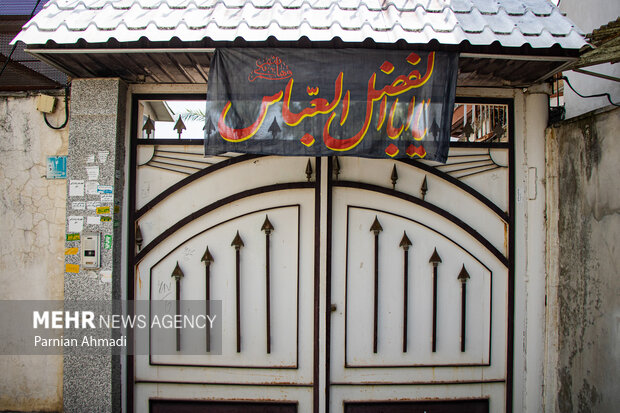 شهر به رنگ سوگ؛ نشان حسین (ع) بر سر درها
