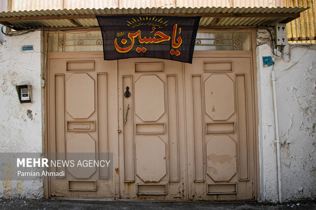 شهر به رنگ سوگ؛ نشان حسین (ع) بر سر درها