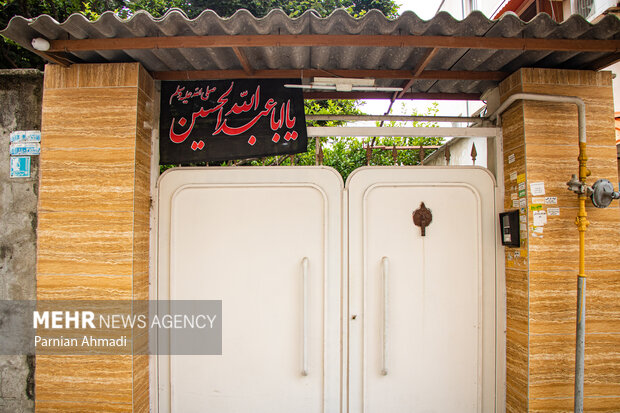 شهر به رنگ سوگ؛ نشان حسین (ع) بر سر درها