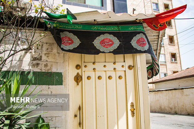 شهر به رنگ سوگ؛ نشان حسین (ع) بر سر درها