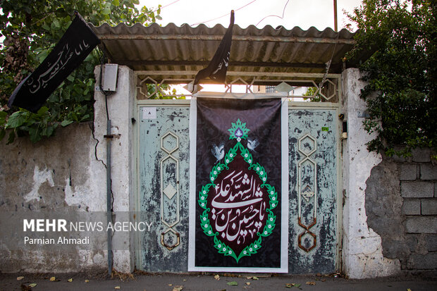 شهر به رنگ سوگ؛ نشان حسین (ع) بر سر درها