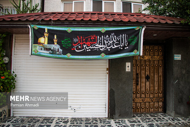 شهر به رنگ سوگ؛ نشان حسین (ع) بر سر درها