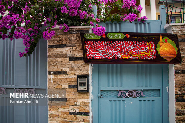 شهر به رنگ سوگ؛ نشان حسین (ع) بر سر درها