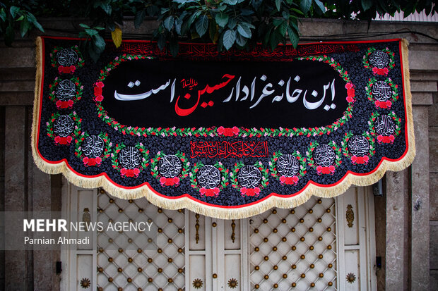شهر به رنگ سوگ؛ نشان حسین (ع) بر سر درها