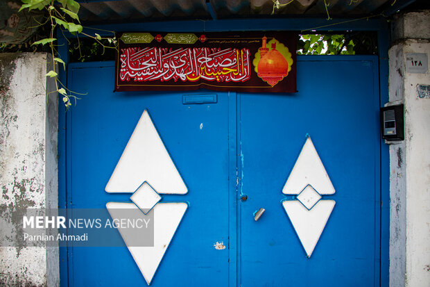 شهر به رنگ سوگ؛ نشان حسین (ع) بر سر درها
